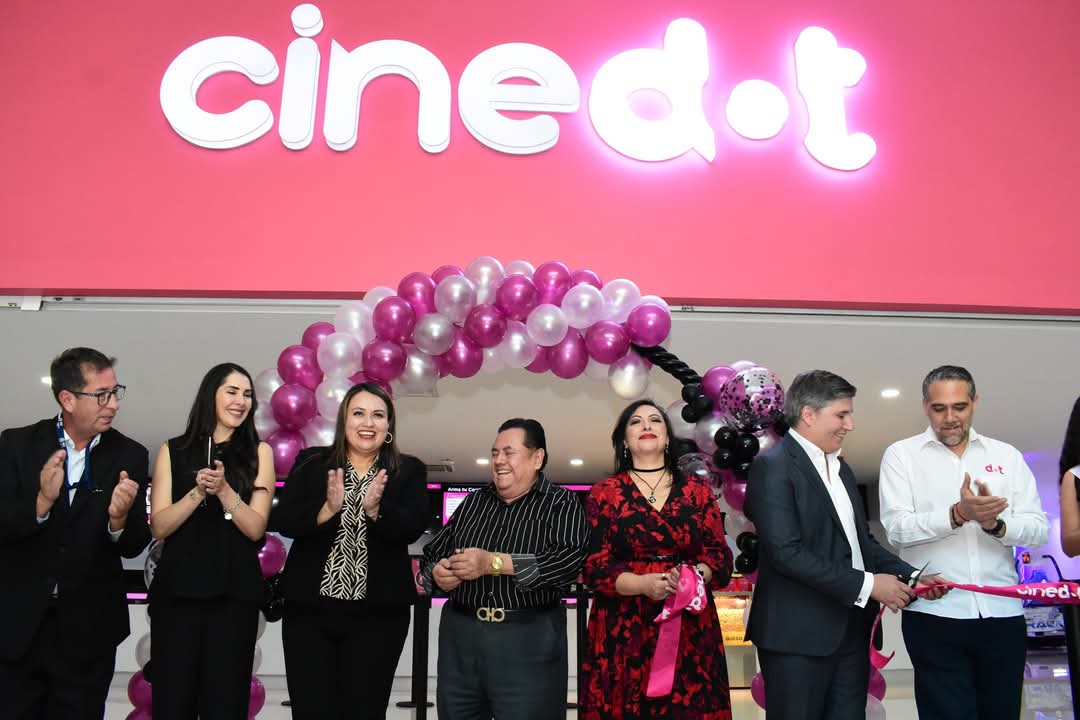 Blanca Angulo y Noé Peñaloza inauguran Cinedot en Chiautempan
